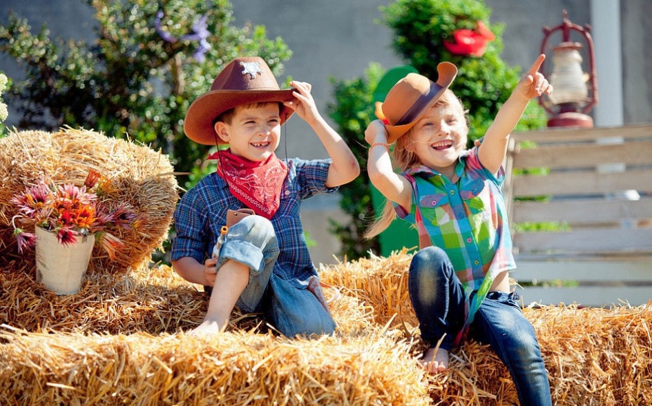 День рождения дикого. Ковбойская вечеринка для детей. Фермер для детей. Фотосессия ребенка в стиле фермер. Фотосессия в ковбойском стиле для детей.